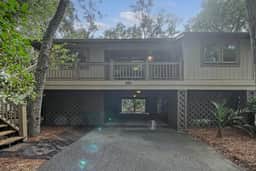 Completely Renovated, 5 min walk to beach