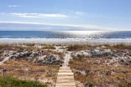 Beachside Treehouse, spectacular ocean view on popular Surfsong Rd