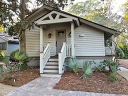 Charming cottage yards to beach and recent reno