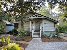 Charming cottage yards to beach and recent reno