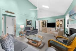 Yards to the beach, charming cottage