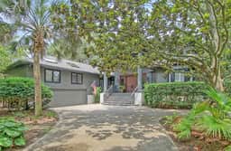 New Listing in popular neighborhood