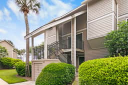 Great golf view, includes access to club amenities - Image 2