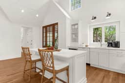 Charming cottage in popular neighborhood - Image 2