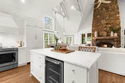 Charming cottage in popular neighborhood - Image 4