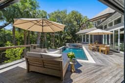 Stunning renovated new property, pool and easy beach access - Image 2