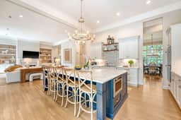 Fresh, new reno, central, pool! - Image 3
