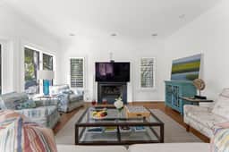 Spacious home, easy beach access - Image 5