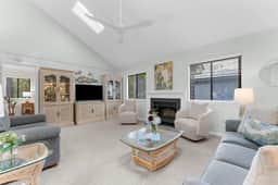 Yards to the beach, charming cottage - Image 2