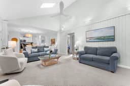 Yards to the beach, charming cottage - Image 3