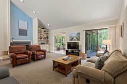 Lagoon views and easy beach access - Image 3