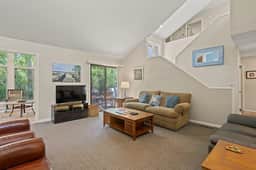 Lagoon views and easy beach access - Image 4