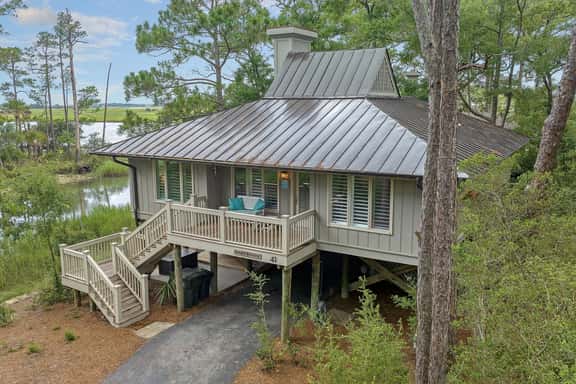 Popular location, river view, pool access - Image 1