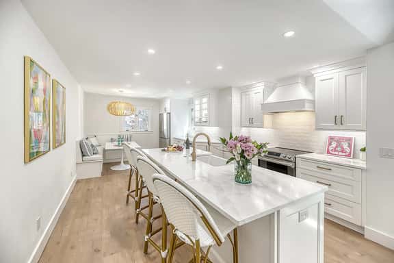 New, complete reno, gorgeous airy home - Image 1