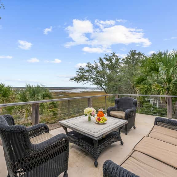 Gorgeous views! Charming home on the river - Image 1
