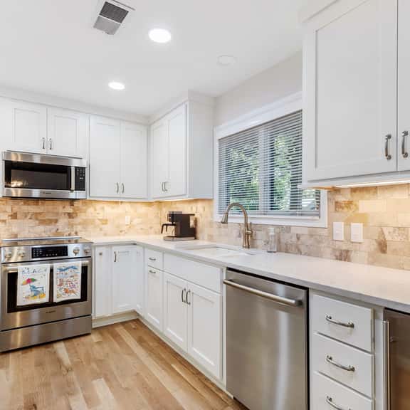 Charming cottage yards to beach and recent reno - Image 1
