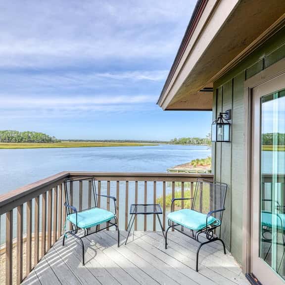 Incredible riverfront, gorgeous, renovated cottage in popular Inlet Cove - Image 1