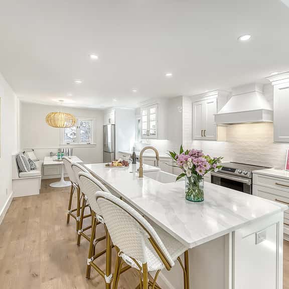New, complete reno, gorgeous airy home - Image 1