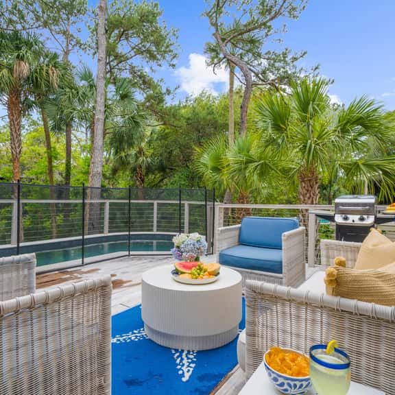 Modern, cozy coastal charmer, best of everything! - Image 1