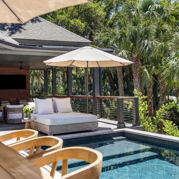 Stunning renovated new property, pool and easy beach access - Image 1