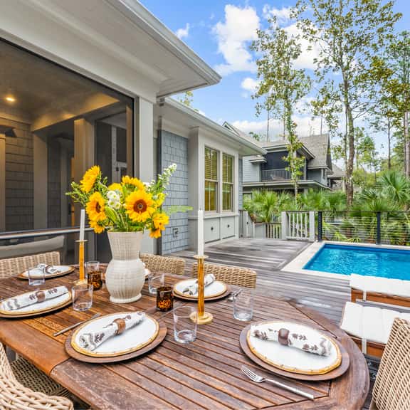 New build home with sparkling pool - Image 1