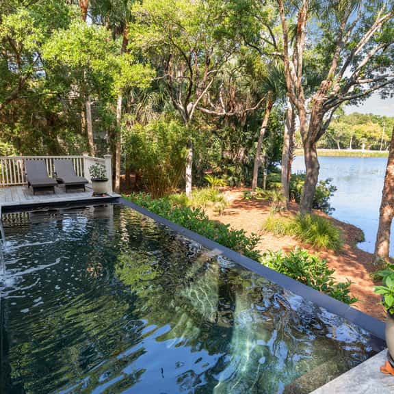 Fresh, new reno, central, pool! - Image 1
