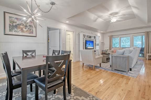 Completely Renovated, 5 min walk to beach