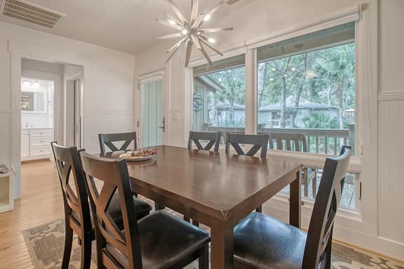 Completely Renovated, 5 min walk to beach