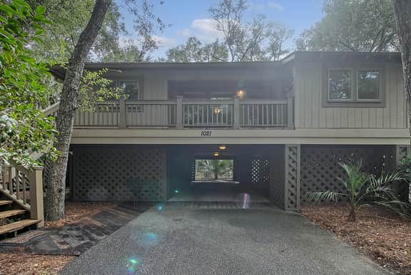 Completely Renovated, 5 min walk to beach