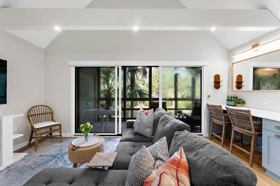 New reno, easy beach access, lagoon view