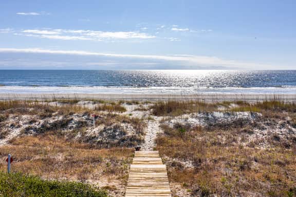 Beachside Treehouse, spectacular ocean view on popular Surfsong Rd