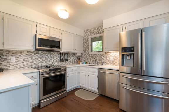 Riverfront, renovated Inlet Cove cottage - Image 4