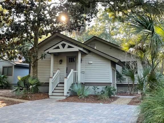 Charming cottage yards to beach and recent reno