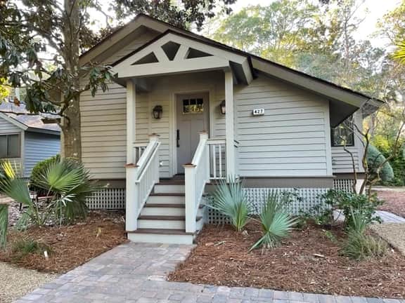 Charming cottage yards to beach and recent reno