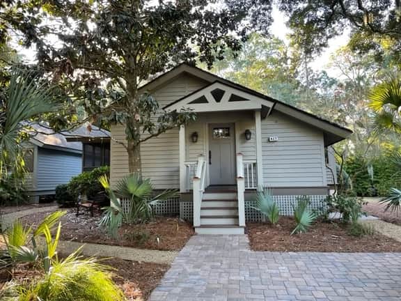 Charming cottage yards to beach and recent reno