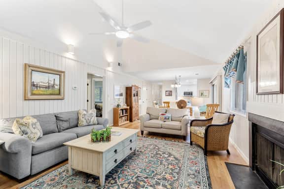 Charming cottage yards to beach and recent reno