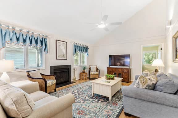 Charming cottage yards to beach and recent reno - Image 4
