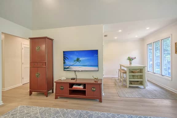 Spacious Tennis Villa, central location
