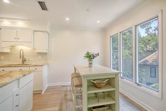 Spacious Tennis Villa, central location