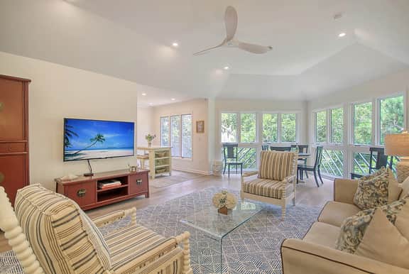 Spacious Tennis Villa, central location