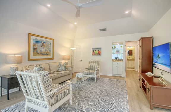 Spacious Tennis Villa, central location