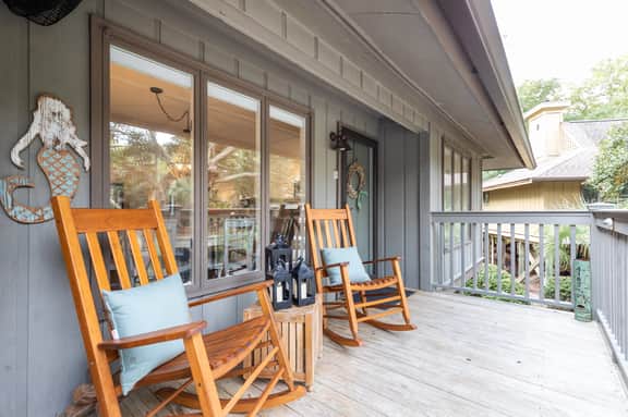 Stunning remodeled cottage, central location!