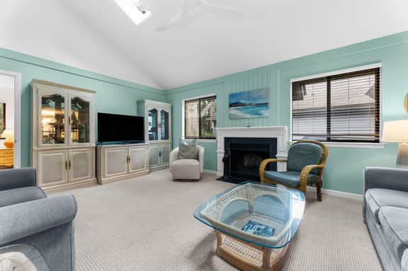 Yards to the beach, charming cottage