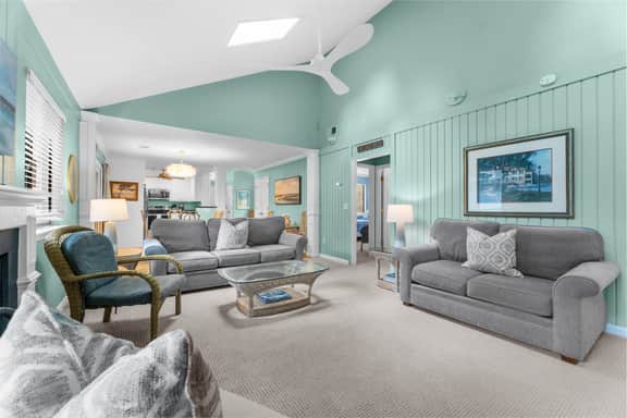 Yards to the beach, charming cottage