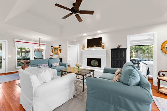 Stunning lagoon/ocean views, easy beach and pool access