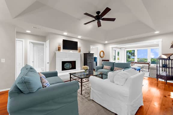 Stunning lagoon/ocean views, easy beach and pool access