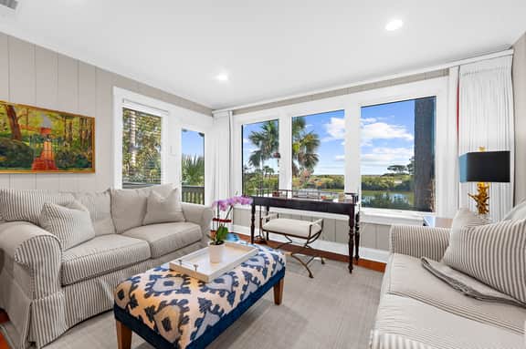 Stunning lagoon/ocean views, easy beach and pool access