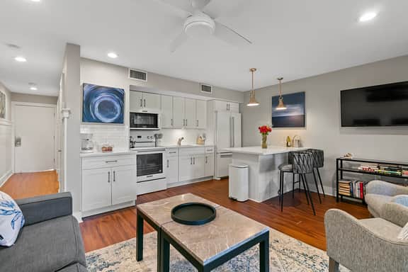 New listing!  Easy beach access, central location - Image 4