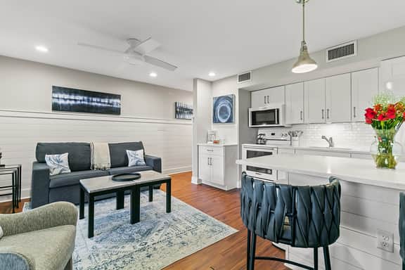 New listing!  Easy beach access, central location - Image 5