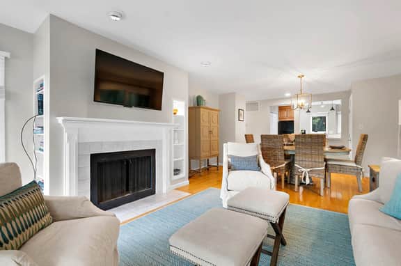 Centrally located, popular neighborhood - Image 2